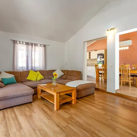 Amalee By * Ližnjan