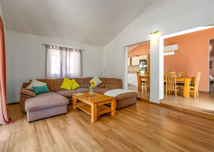 Amalee By * Ližnjan