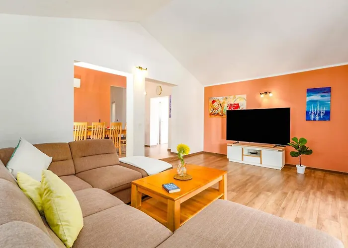 Amalee By * Ližnjan